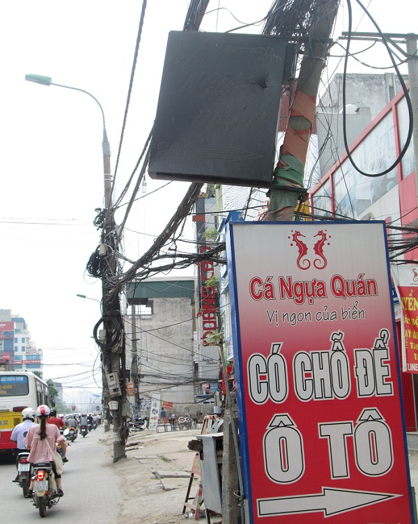 
 

Cột đèn đường vẫn luôn là vị trí lý tưởng để treo biển.

 
