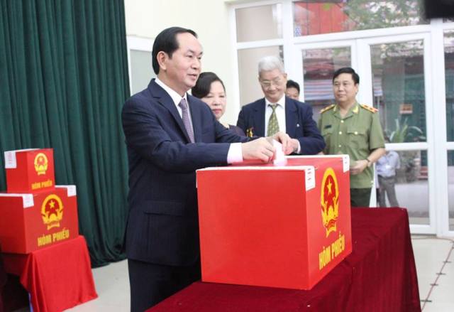 
Chủ tịch nước Trần Đại Quang là người đầu tiên bỏ phiếu ở khu vực bỏ phiếu. Ảnh C.T
