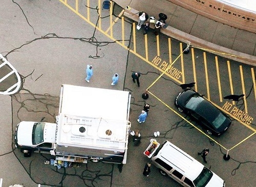 
Cảnh sát có mặt tại hiện trường vụ xả súng tại trường tiểu học Sandy Hook (Ảnh: Getty)
