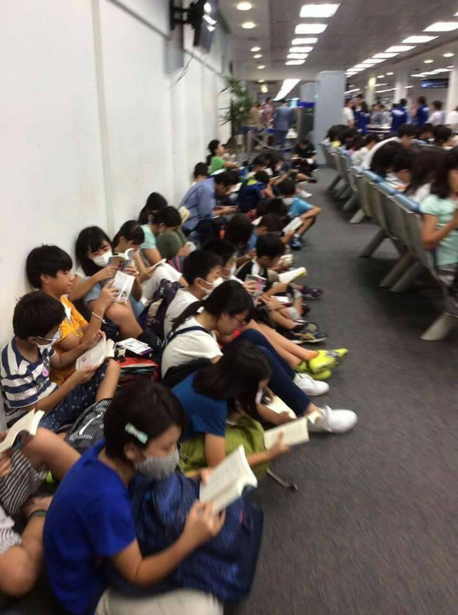 
Hết ghế, lũ trẻ rủ nhau ngồi ngay ngắn dưới nền nhà để có thể thỏa thuê đọc sách.
