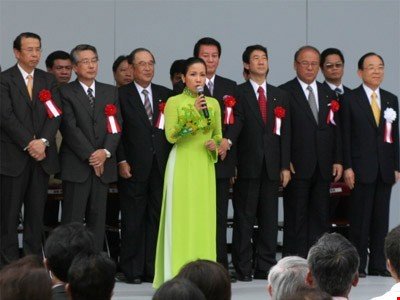 
Mỹ Linh từng hát Quốc ca Việt Nam trước Hoàng Gia Nhật Bản vào năm 2008.
