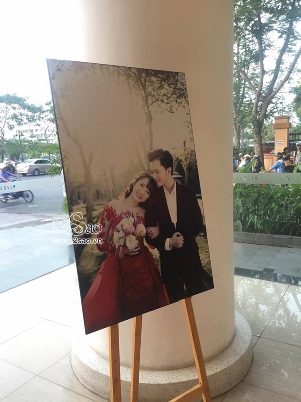 
Hình ảnh cưới của Nam Cường và cô dâu Phương Thảo, vì khá kín tiếng trong chuyện tình cảm nên những thông tin về cặp đôi này rất hiếm hoi.
