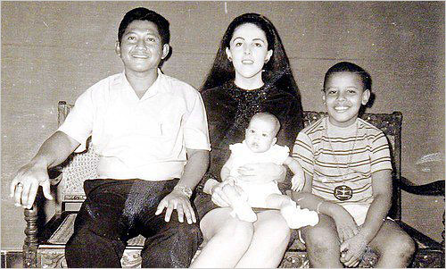 
Obama cùng mẹ và người chồng thứ hai của bà.
