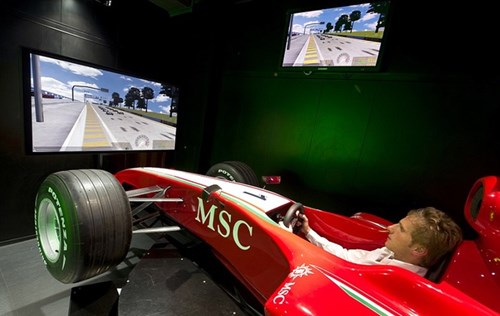 
F1 Simulator, MSC Cruises. Những người mê tốc độ có thể sẽ tìm thấy được điều mà mình đam mê khi ngồi sau tay lái của một chiếc xe được mô phỏng như xe công thức 1 trên con tàu MSC Cruises.
