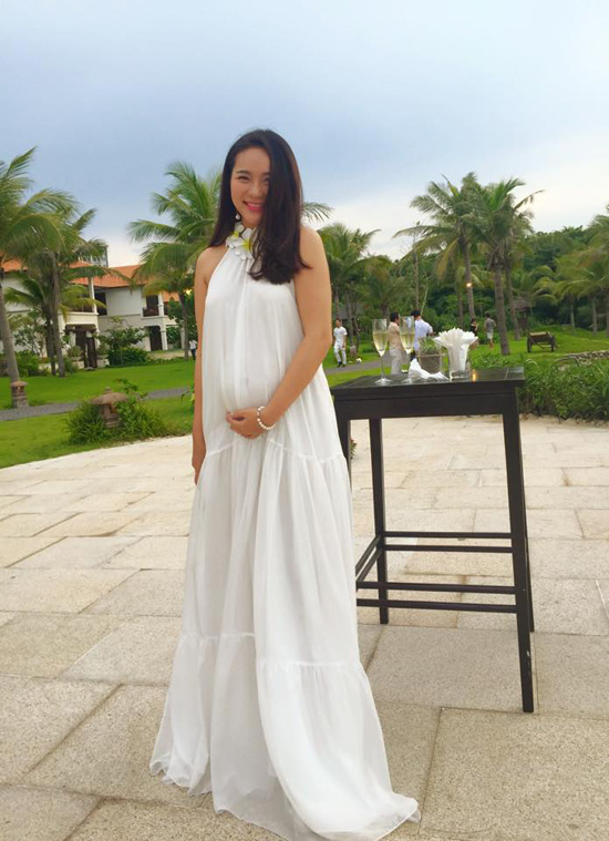 Trước đó, Phan Như Thảo chia sẻ ảnh cô đi đám cưới. Người đẹp mặc đầm trắng, rạng rỡ khoe sắc ở một khu resort.
