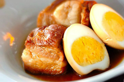 Không như ngoài miền Bắc kho thịt với trứng cút, người miền nam thường sử dụng hột vịt (trứng vịt) để kho. Ảnh: mongingon