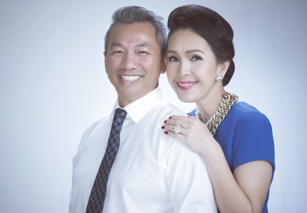 
Nhân dịp kỷ niệm 22 năm ngày cưới, Diễm My và ông xã - doanh nhân Hà Tôn Đức thực hiện bộ ảnh gia đình.
