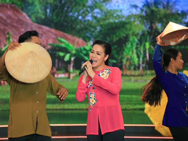
Trong đêm thi thứ hai, Nhật Kim Anh trình bày ca khúc Cô Thắm về làng - bài hát gắn liền tên tuổi ca sĩ Thái Châu. Nữ ca sĩ cố gắng hết sức để mang đến tiết mục chỉn chu sau khi bị đánh giá chưa đạt được phong độ ở đêm thi đầu tiên.
