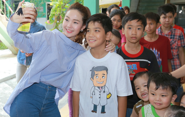 
Các fan nhí rất vui khi được gặp gỡ, chụp ảnh cùng nữ ca sĩ nổi tiếng. Nhiều bé nhận ra Minh Hằng từng đóng vai Đông Dương trong phim Vừa đi vừa khóc.
