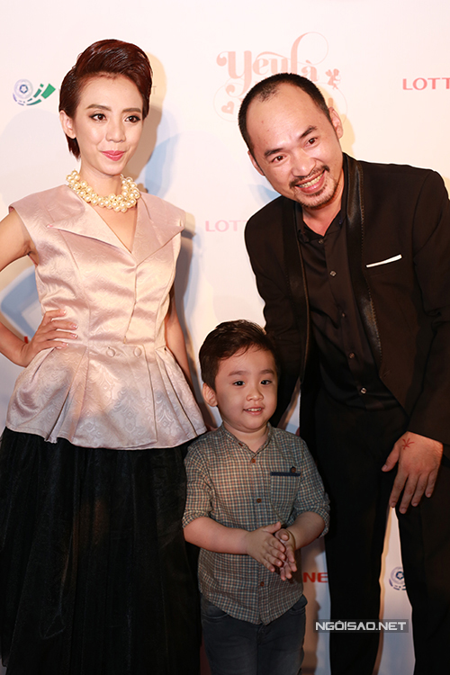 Vợ chồng nghệ sĩ hài Tiến Luật - Thu Trang hạnh phúc bên con trai cưng.