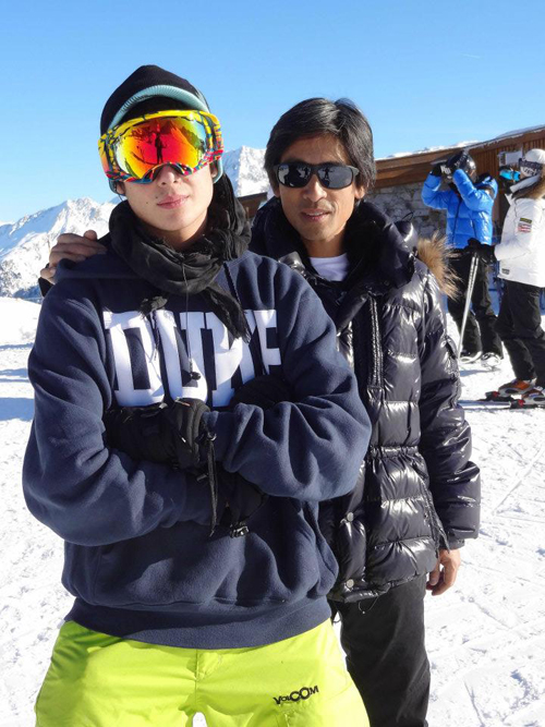 
Bác sĩ Chánh và con trai út trong một lần đi trượt tuyết.
