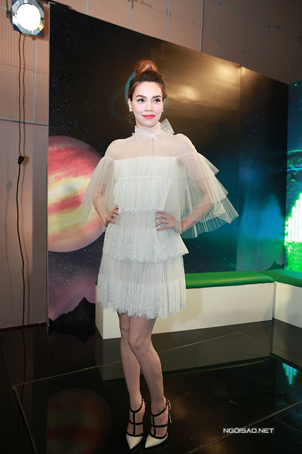Trong chương trình tối qua, Hồ Ngọc Hà tái xuất trên ghế nóng với vai trò khách mời. Nữ ca sĩ diện bộ váy trắng của một thương hiệu nổi tiếng.