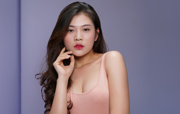 
Huyền Thanh sinh năm 1997 thuộc team Hồ Ngọc Hà. Cô cao 1m75 và từng lọt chung kết Hoa hậu Hoàn vũ Việt Nam 2015. Đây là gương mặt được dự đoán sẽ giành được chiến thắng tại The Face mùa giải đầu tiên.
