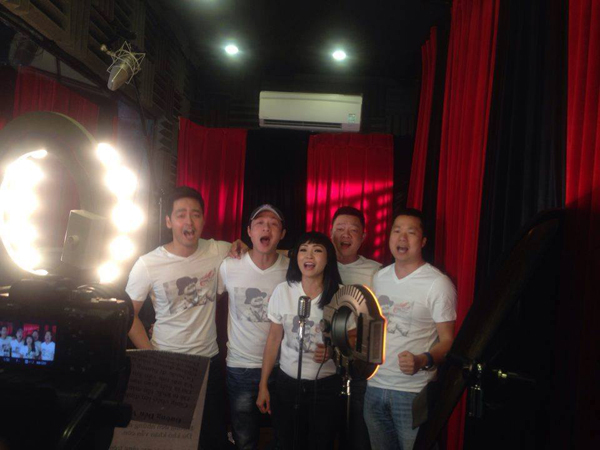 
Đông đảo nghệ sĩ cũng góp mặt trong buổi hình ảnh MV Đường đến ngày vinh quang sáng nay, trong đó có MC Phan Anh, Anh Tuấn, ca sĩ Phương Thanh, MC Quang Minh.
