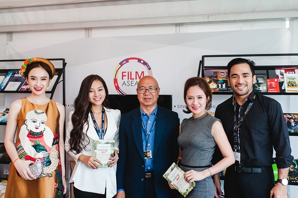 Những hình ảnh của Thanh Thúy và Angela Phương Trinh tại LHP Cannes được chia sẻ là cả hai đến tham quan phòng triển lãm phim của Ấn Độ