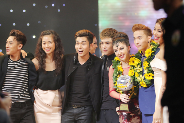 Ngô Thanh Vân, nhóm 365 và Hoa hậu Phạm Hương chúc mừng cho chiến thắng của ST.