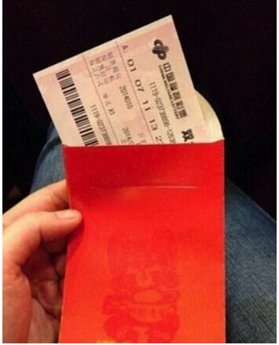 

 

Trên Sina Weibo (tiểu blog tương tự Twitter của Trung Quốc), một người dùng còn đăng ảnh quà tặng của công ty là những tấm thẻ cho phép đi làm muộn. Chúng sẽ giúp họ không bị phạt nếu chẳng may đến quá giờ quy định.

 



 

Một số công ty khác còn tặng cần tây, do chúng phát âm gần như làm việc chăm chỉ và kiếm nhiều tiền.

 



 

Túi bánh bao, dép lê, hay thậm chí là sách Làm thế nào để thành triệu phú cũng trở thành phần thưởng Tết.

 



 

Năm 2014, một công ty bất động sản ở Hồ Bắc tặng nhân viên mỗi người một con cừu sống, được nhập khẩu đặc biệt từ Nội Mông. Công ty chúng tôi tặng cừu cho tất cả mọi người. Ăn cũng khá ngon, một nhân viên tư vấn tên Wang cho biết trên IBT.

 



 

Doanh nghiệp khác thì lại tặng nhân viên mỗi người một chiếc quan tài (guantai). Theo giải thích của vị giám đốc, từ này đồng âm với guancai - một vị quan có nhiều của cải. Tuy nhiên, ông cũng cho biết nếu không thích, nhân viên có thể đem tặng lại cho người nghèo.

 



 

Việc di chuyển khó khăn mỗi dịp Tết đến cũng khiến tấm vé tàu này trở thành phần thưởng rất có ý nghĩa với nhiều người.

 



 

Có lẽ các lãnh đạo công ty muốn nhân viên chú ý vấn đề vệ sinh hơn với phần thưởng là những túi nước tẩy này.

 



 

Một nhân viên dở khóc dở cười vì nhận được thưởng Tết là hàng chồng giấy vệ sinh.

 



 

NetEase cũng có sở thích tặng nhân viên nam nữ trong công ty những món đồ nhạy cảm.

 



 

Còn với những người được nhận tiền mặt, cách thức phát thưởng cũng phải độc đáo thế này...

 



 

...hoặc thế này...

 



 

...thậm chí nối thành khăn, kết thành hoa để trao cho nhân viên.

Theo VnExpress























