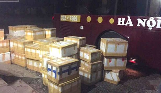 Kiểm tra thùng xe khách, cảnh sát phát hiện 63 hộp xốp chứa hàng ngàn gói chè thập cẩm.