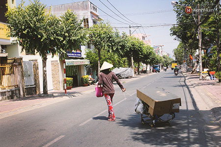 Bà kéo theo chiếc xe nôi tự chế cho bé cháu 3 tháng tuổi của mình, rong ruổi khắp thành phố Tân An để mưu sinh.