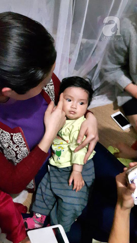 Nhiều nhà hảo tâm muốn nhận nuôi bé Dung, nhưng gia đình không muốn chia tách các bé.