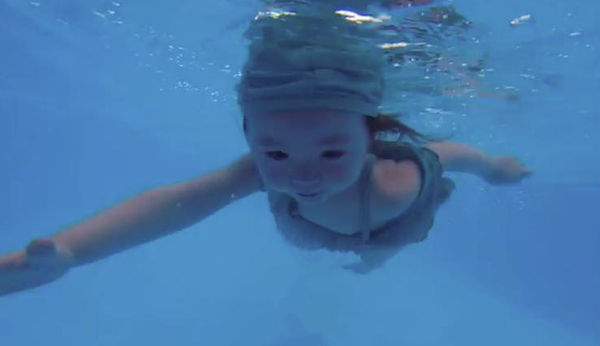 Không ít khán giả ngạc nhiên vì Cadie mới hơn 2 tuổi nhưng đã có thể tung tăng bơi và lặn mà không cần đến kính bơi. Cô bé thoải mái mở to mắt ở dưới nước để bơi đến đích.