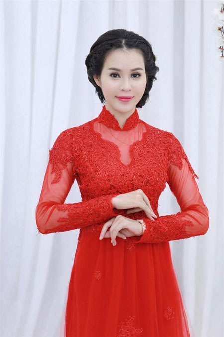 
Huyền Thương dịu dàng trong tà váy.
