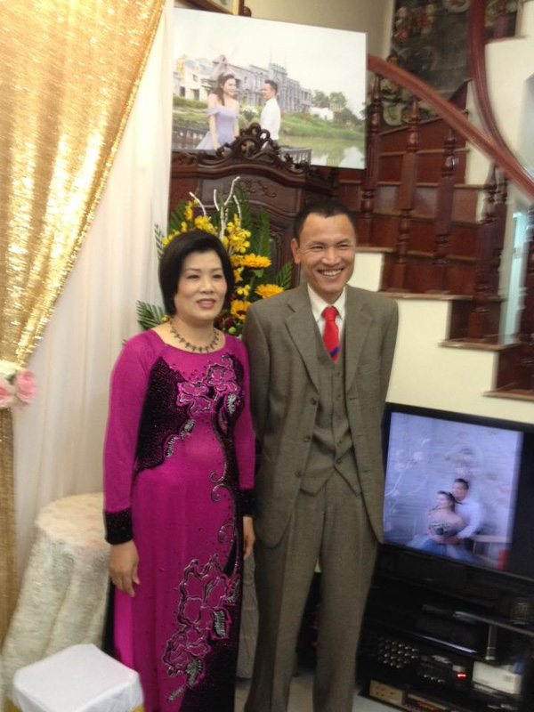 Cô Trịnh Thu Hà (mẹ kế của Ngọc) và chồng (bố của Ngọc)