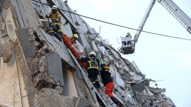 Chưa rõ còn bao nhiêu người còn bị mắc kẹt bên trong nhà sập - Ảnh: Reuters