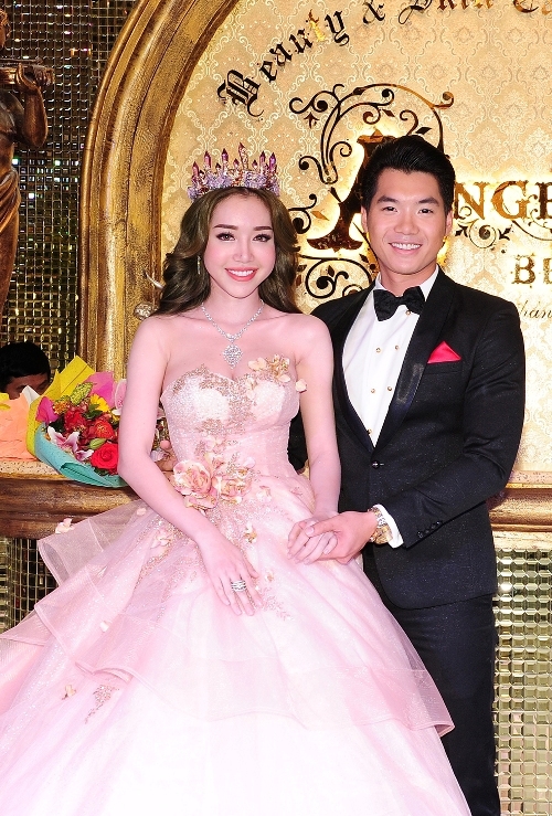 Tại sự kiện, diễn viên Elly Trần cũng gây bất ngờ khi sải bước trên sàn catwalk cùng Trương Nam Thành. Cô mặc thiết kế dạ hội màu hồng pastel, đính hoa cầu kỳ.