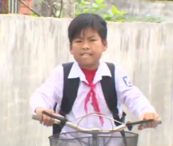 Chữa khỏi hoàn toàn bệnh ung thư, giờ đây Cao Phong đã có thể đến trường như bao bạn bè đồng trang lứa - (Ảnh cắt từ clip)