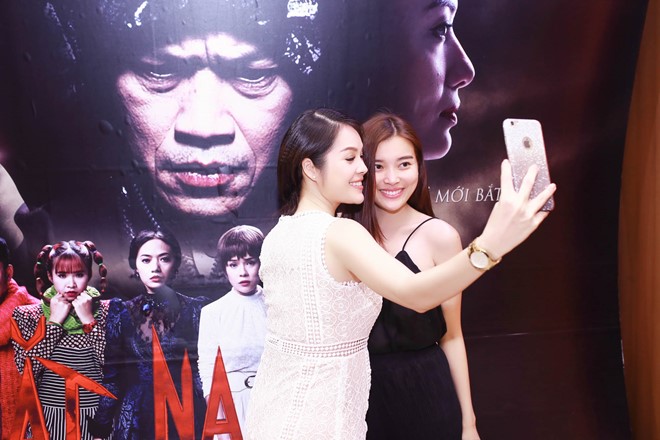 Dương Cẩm Lynh chọn cách im lặng trước những lời tố cáo của đồng nghiệp và tin đồn dồn dập xung quanh mình. Cô chia sẻ: “Hai tuần trước là quãng thời gian tôi rơi vào tình trạng stress nặng.Tôi không dám mở Facebook, sau đó tôi đã suy nghĩ rất nhiều, còn biết bao người yêu thương và quan tâm mình. Vậy nên không có lý do gì tôi lại yếu đuối như thế để họ phải đau khổ vì mình.