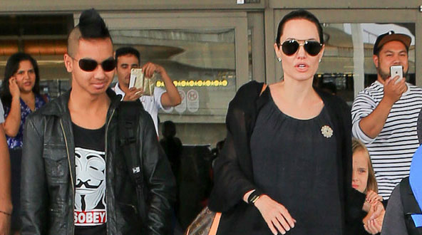 Angelina Jolie và con trai cả Maddox hè năm ngoái.