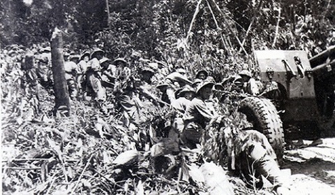Kéo pháo vào chiến trường Điện Biên Phủ (ảnh tư liệu)