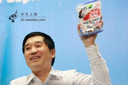 C&ocirc;ng ty của &ocirc;ng &Ocirc;ng sản xuất ra sản phẩm kẹo sữa rất nổi tiếng tại Trung Quốc.
