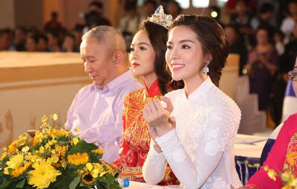 
Sau hàng loạt sự cố vừa qua, Hoa hậu Việt Nam 2014 đã lấy lại tinh thần để tiếp tục thực hiện kế hoạch thiện nguyện, xây dựng 10 phòng học cho trẻ em miền núi trong năm nay.
