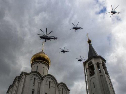 
Trực thăng Mi-26 và 4 chiếc Mi-8 của Không quân Nga bay trên Tháp chuông Ivan Vĩ đại và nóc Điện Kremlin
