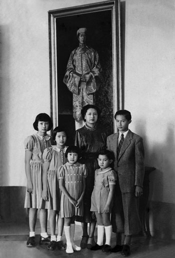 
Hoàng hậu Nam Phương cùng các con, đằng sau là chân dung vua Bảo Đại. Ảnh tư liệu.
