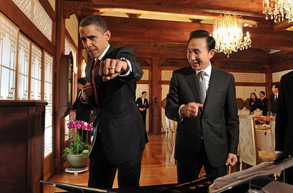 
Giây phút ngẫu hứng của Tổng thống Obama khi ông biểu diễn một động tác trong môn võ thuật cổ truyền của Hàn Quốc Taekwondo. Ông được Tổng thống Lee Myung-bak tặng cho một bộ trang phục võ thuật làm quà lưu niệm năm 2009.


