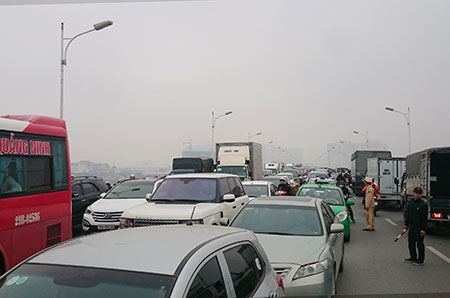 Giao th&ocirc;ng &ugrave;n ứ k&eacute;o d&agrave;i tr&ecirc;n cầu Vĩnh Tuy