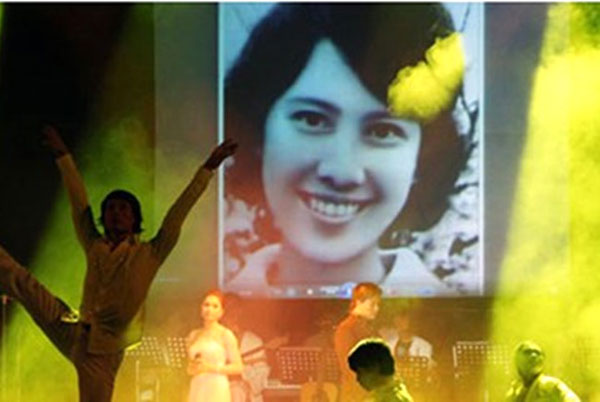 
Hình ảnh người vợ quá cố của nhạc sĩ Thanh Tùng trên sân khấu.
