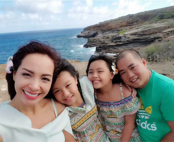 
Hai nàng công chúa rất thích thú bởi lần đầu được khám phá Hawaii. Vì đi thăm quan quá nhiều nơi trong thời tiết nắng nóng, cả 4 thành viên trong gia đình đều đen sạm đi nhiều.
