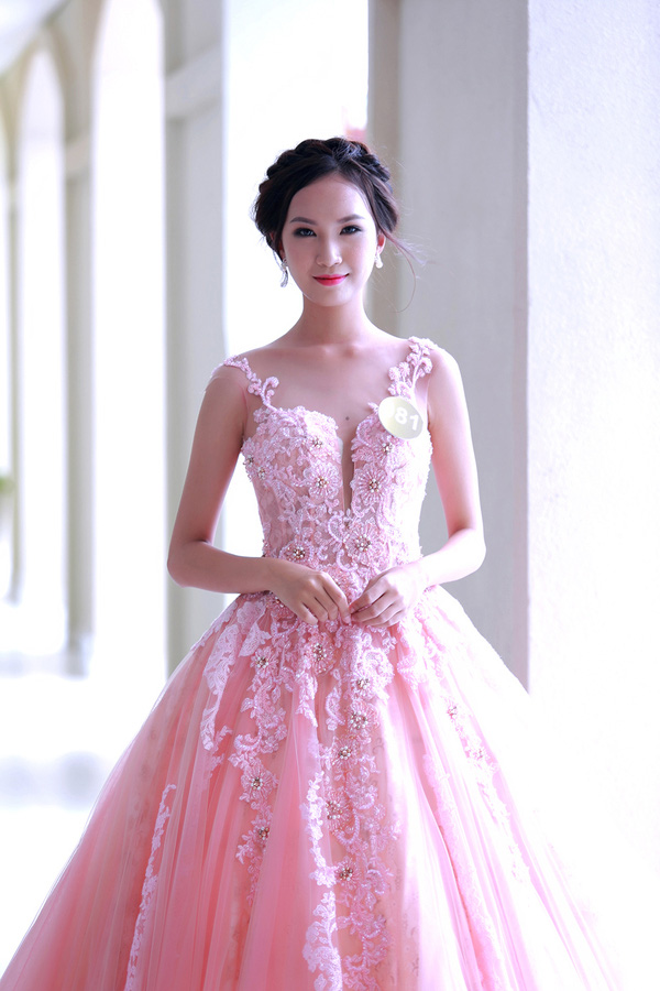 
Hồ Ngọc Huyền đang l&agrave; sinh vi&ecirc;n năm 2 khoa Tiếng Nga ĐH H&agrave; Nội, Ngọc Huyền c&oacute; khả năng giao tiếp th&agrave;nh thạo bằng tiếng Anh v&agrave; tiếng Nga. C&ocirc; g&aacute;i sinh năm 1996 c&oacute; gương mặt thanh t&uacute;, hiền hậu đậm chất &Aacute; Đ&ocirc;ng.

