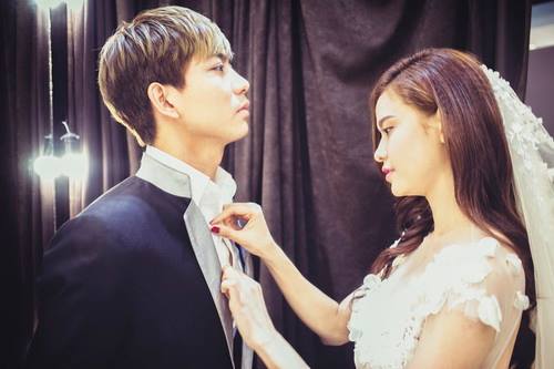 
Trương Quỳnh Anh hút mắt trong chiếc đầm cưới trắng, dịu dàng chỉnh phục trang cho Tim.
