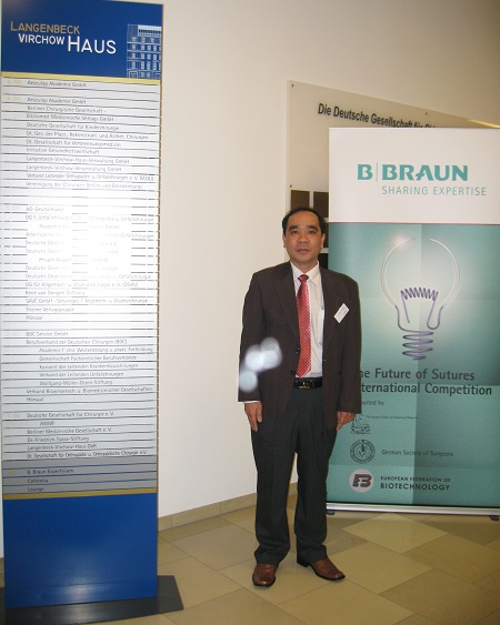 Bác sỹ Chính khi nhận giải ở Đức (2008) cho Công trình “Kềm, kẹp 2 kim trong phẫu thuật khâu da”