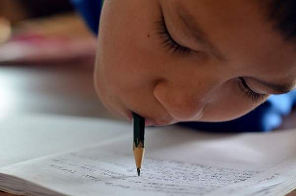 
Hiệu trưởng của ngôi trường nơi Tiyo đang theo học cho biết cậu bé có IQ hoàn toàn bình thường. Cậu ghi chép bài bằng cách ngậm cây bút trong mồm và theo kịp bài giảng như tất cả các học sinh khác trong lớp.
