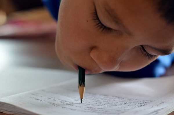 
Hiệu trưởng của ng&ocirc;i trường nơi Tiyo đang theo học cho biết cậu b&eacute; c&oacute; IQ ho&agrave;n to&agrave;n b&igrave;nh thường. Cậu ghi ch&eacute;p b&agrave;i bằng c&aacute;ch ngậm c&acirc;y b&uacute;t trong mồm v&agrave; theo kịp b&agrave;i giảng như tất cả c&aacute;c học sinh kh&aacute;c trong lớp.
