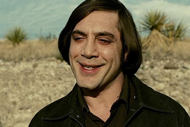 
Anton Chigurh (Javier Bardem) trong No Country for Old Men (2007): Có lẽ tính từ hợp lý nhất để mô tả tên sát thủ có một không hai trong bộ phim của anh em đạo diễn nhà Coen là “khủng khiếp”. Từ ngoại hình cho tới cách hành xử trong những tình huống bình thường nhất của Anton Chigurh đều khiến người xem phải lo sợ. Mỗi khi ra tay, hắn luôn tỏ ra bình thản. Và chỉ cho tới khi nạn nhân đau đớn, Chigurh mới thể hiện cảm xúc của bản thân. Đáng sợ hơn, đó chính là sự thích thú. Ảnh: Miramax.
