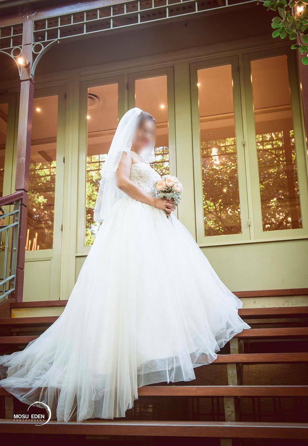 Chiếc váy sơ-cua được may tại Việt Nam, do một người đem sang Úc bán lại cho chị A.N. này đã khiến chi phí đám cưới của chị bị đội lên cao.