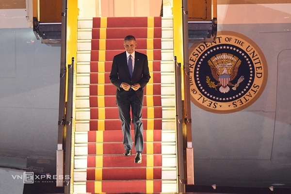 Tổng thống Mỹ bước xuống từ chiếc Air Force One. Ảnh: Giang Huy.