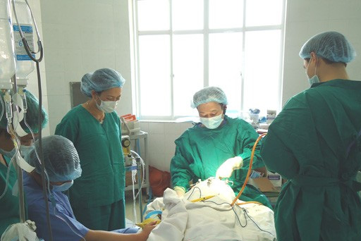 Các bác sĩ bệnh viện tuyến trên đang chuyển giao một kỹ thuật cho Bệnh viện Đa khoa tỉnh Đắk Nông. Ảnh: T.G